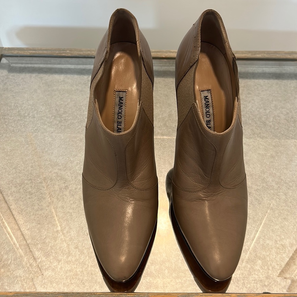 MANOLO BLAHNIK- ankle, round toe heels. Soft leather. 4”.